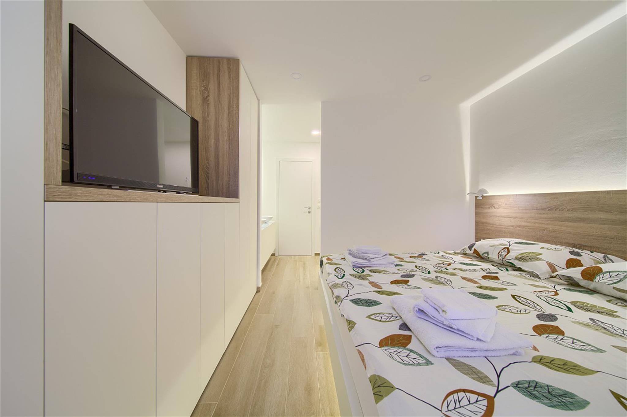 Villa Celeia - Luksuzni apartman na prvom katu s grijanim bazenom u centru grada Krka